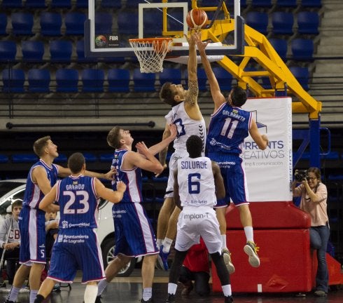 Galarreta pelea con Vega en el partido de la primera vuelta ante Burgos. :: díaz uriel