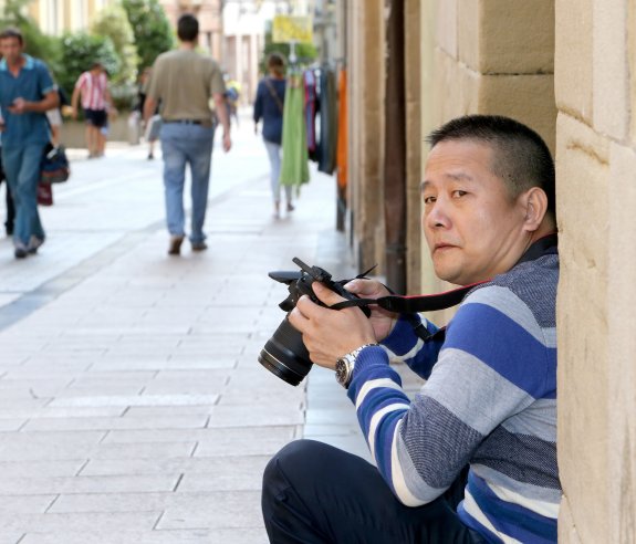 Un turista oriental, cámara en mano, inmortaliza sus vacaciones en La Rioja. :: juan  marín