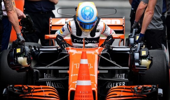 Fernando Alonso, en un momento de las sesiones de entrenamiento del Gran Premio de Shangai. ::  Johannes EISELE / AFPAlonso, en Shanghái. :: efe