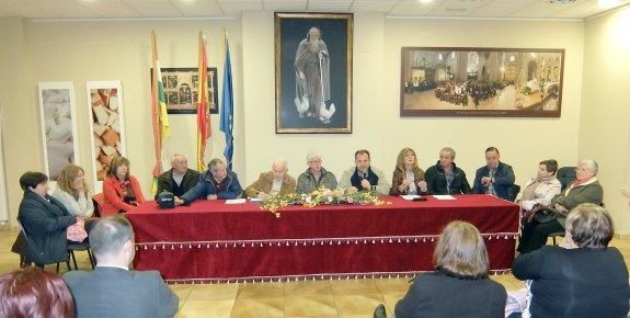 Presidencia de la asamblea general de 'hermanos del Santo', celebrada el viernes. ::¡