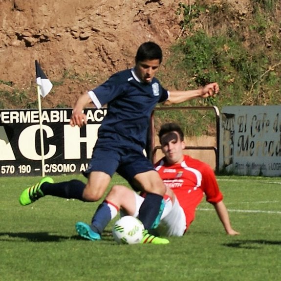 El delantero local Moha se dispone a marcar el segundo gol. :: 