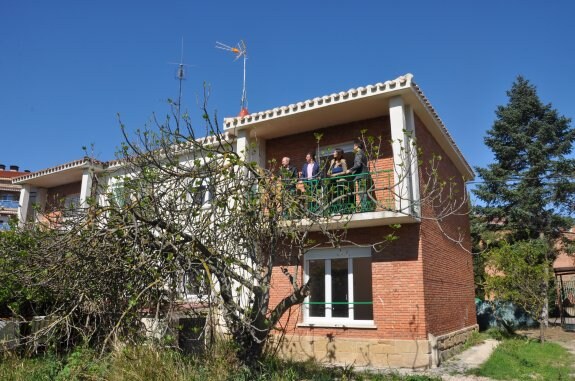 Parte trasera de una de las casas 'de los maestros' que cuenta con dos alturas, cuatro habitaciones más baño, cocina y salón y un jardín. ::