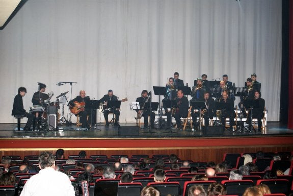 Actuación de los músicos en el escenario del Doga. 