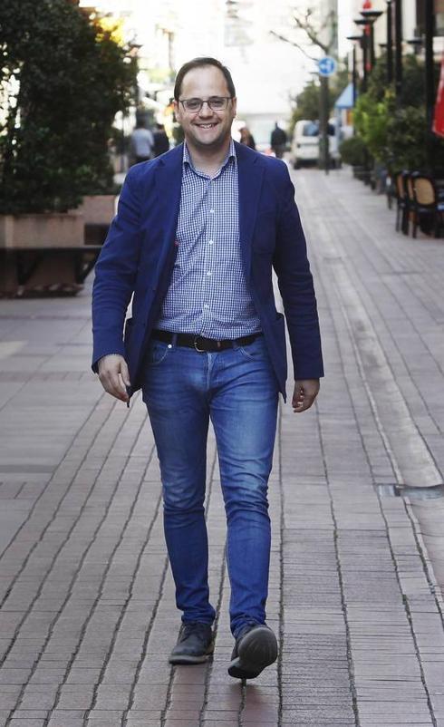 Luena pasea por las calles de Logroño tras la entrevista concedida a Diario LA RIOJA. :: JONATHAN HERREROS
