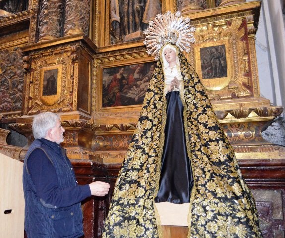 José Joaquín Catalán, junto a la Virgen de Los Sastres. :: 