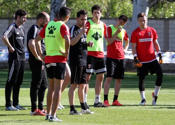 Sergio Rodríguez explica uno de los ejercicios a sus jugadores durante el entrenamiento de ayer por la tarde. :: jonathan herreros
