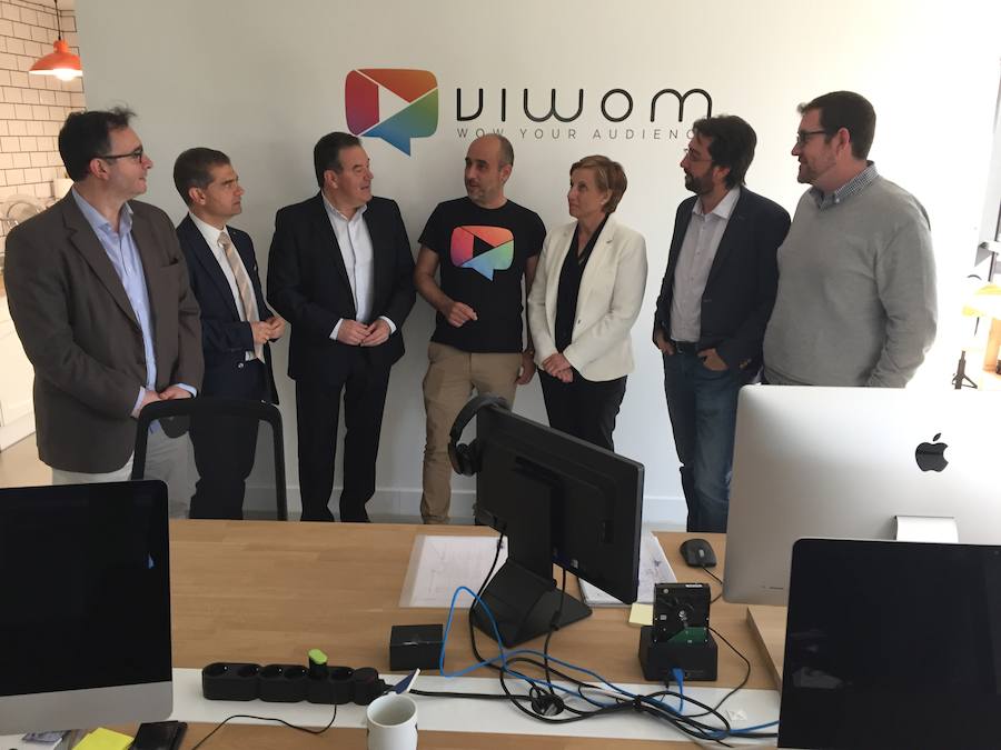 Miembros del Ejecutivo riojano se interesan por el trabajo que desarrolla la empresa Viwom. 
