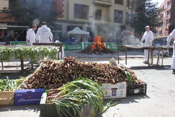 El XIV Día del Ajo Asado dará a degustar este mediodía 9.000 ajos y 2.250 huevos. :: 