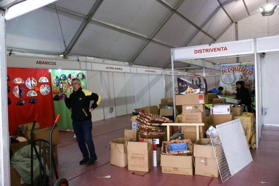 Los artesanos preparaban sus puestos ayer para la apertura. :: 