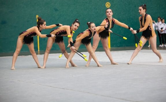 Coreografía de conjuntos, en una jornada anterior de gimnasia. :: F. Díaz
