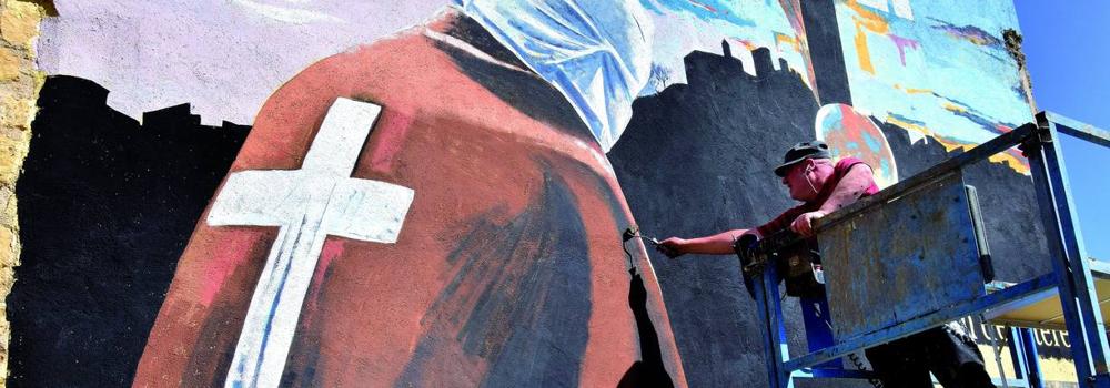 Mural sobre los disciplinantes en el medianil de la calle Zumalacárregui.