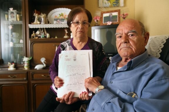 Carmelita Monje y Antonio García sostienen las escrituras que corroboran que él es el propietario de un inmueble en el que invirtió 106.000 euros. 