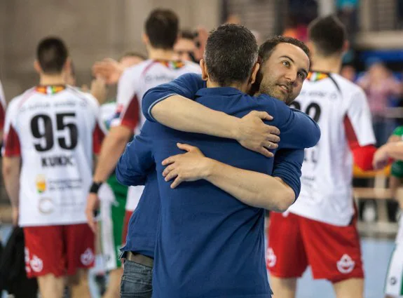 Sentido abrazo de Jota González y Miguel Ángel Velasco al finalizar el partido. :: díaz uriel
