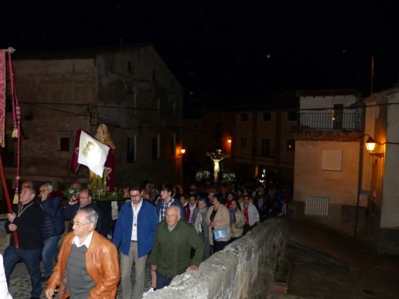 Torrecilla. El Santo Entierro, acompañada por los vecinos.