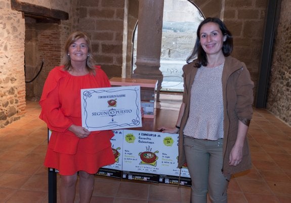 Mari Carmen Urbina recibe el diploma de Beatriz Salas. :: albo