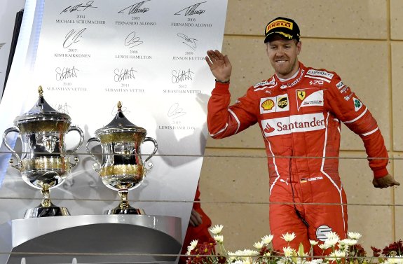 El piloto alemán Sebastian Vettel celebra su victoria en el GP de Baréin disputado en el circuito de Shakir. :: ANDREJ ISAKOVIC / AFP