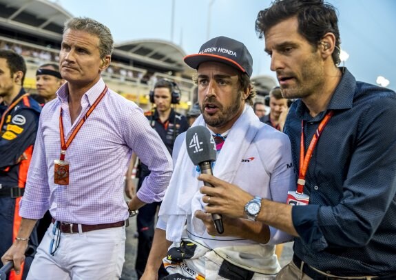 Fernando Alonso atiende a la prensa en Baréin. :: efe