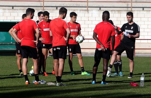 Sergio Rodríguez da instrucciones a sus jugadores durante un receso del entrenamiento de este lunes. :: juan marín