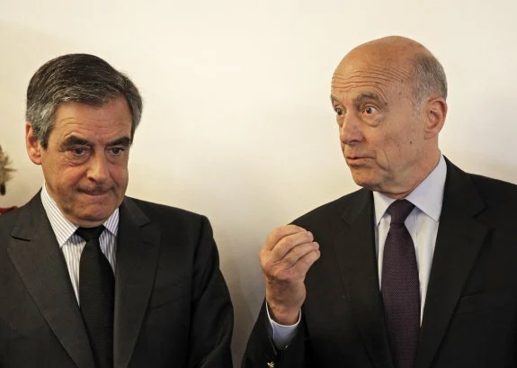 François Fillon con su correligionario Alain Juppé. :: C. ENA / EFE