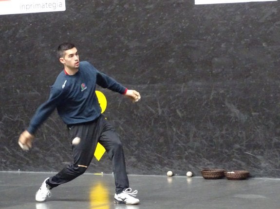 Víctor Esteban, durante un entrenamiento en Vergara. :: d.v.