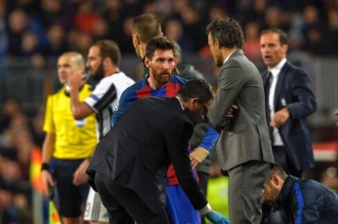 Messi conversa con Luis Enrique. :: efe