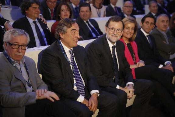 El presidente Mariano Rajoy, ayer en la asamblea general de la CEOE al lado del presidente de la patronal, Juan Rosell. :: j. lizón / EFE
