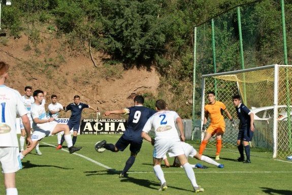 Moha se dispone a rematar dentro del área. :: 