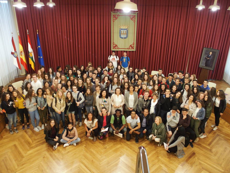 Estudiantes galos en la recepción con la alcaldesa de Logroño. 