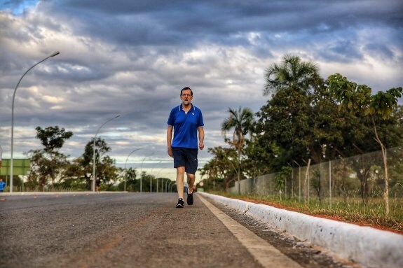 Mariano Rajoy, en una imagen que él mismo subió ayer a su cuenta de Twitter, haciendo deporte en Brasil. :: r. c.