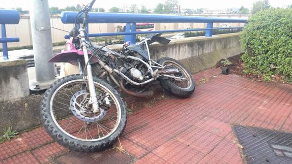 Estado en el que quedó la moto del joven accidentado. 