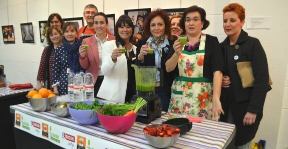 La socióloga Marimar Jiménez y personal de Eroski ofrecieron ayer zumos verdes, cargados de energía y vitaminas. ::. 