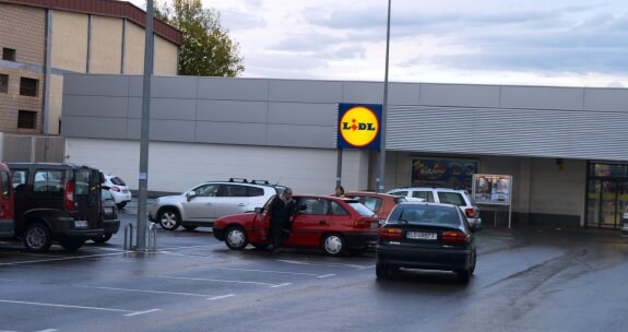 Aparcamiento del supermercado Lidl, en Calahorra. ::