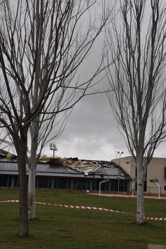 Así quedó la cubierta después de que el viento levantará parte de su estructura en febrero del 2016. :: 