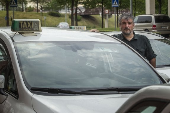 Javier Vallilengua,  presidente de Atrio, con otros compañeros. :: 