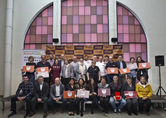 Premiados, patrocinadores y miembros del jurado en la foto de familia final. :: J.R.