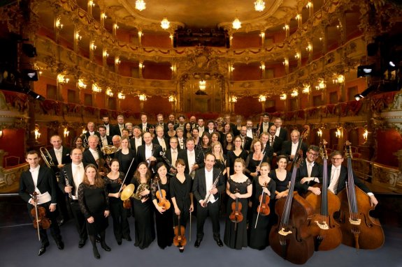 Integrantes de la Orquesta del Teatro Estatal de Gärtnerplatz y el pianista Ivo Pogorelich (imagen superior). :: 