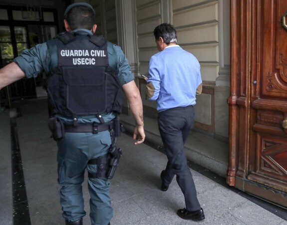 Ignacio González llega a
su despacho en Madrid
junto a guardias civiles.
:: ballesteros / Efe