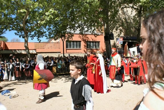 Tras la aclamación, Fernando III se retira junto a su madre la reina Berenguela y su comitiva. :: 
