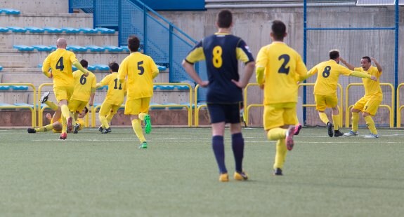 Los jugadores del Yagüe celebran el gol de Iván Murias. :: s. tercero
