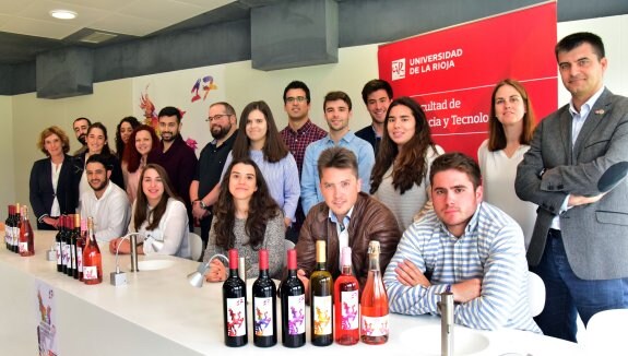 Los alumnos de la quinta promoción del Grado de Enología presentaron ayer sus seis creaciones. Hoy se podrán catar. :: 