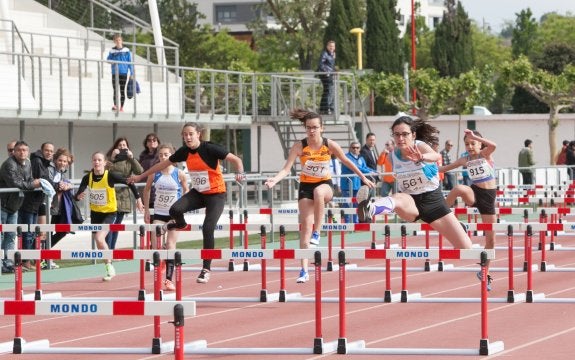 Una de las finales de valla celebrada el fin de semana pasado en el Adarraga. :: fernando díaz