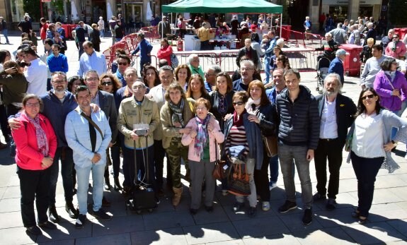 Miguel Caro, rodeado de familiares, amigos y representantes municipales y regionales, ayer durante el Día del Vecino. :: 