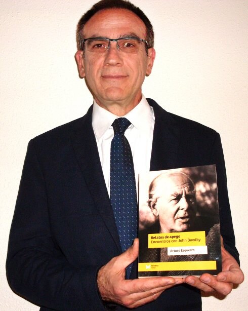 El psiquiatra Arturo Ezquerro posa con su nuevo libro. 