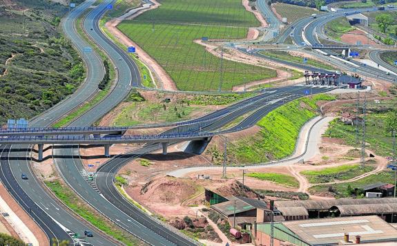 Panorámica del nuevo nudo de comunicación que interconecta en Recajo la autopista AP-68, la N-232, la circunvalación LO-20   y la Autovía del Camino A-12 en Navarra. 