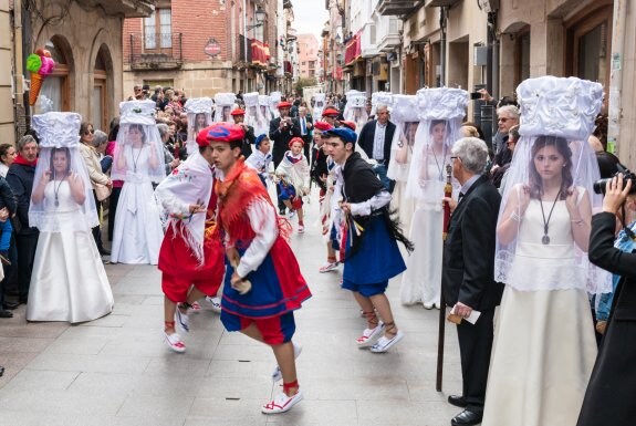 La procesión de las doncellas, uno de los actos singulares que jalonarán estas fiestas. :: 