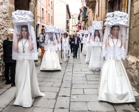 Caminata de las doncellas por las calles de Santo Domingo de la Calzada.  :: 