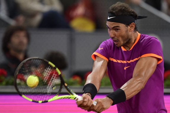 Rafa Nadal golpea de revés en un momento del partido de ayer ante el belga David Goffin. :: afp
