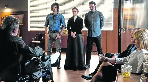 Hugo Silva, Aura Garrido y Nacho Fresneda, en una escena de la nueva temporada de 'El Ministerio del Tiempo'. :: tve