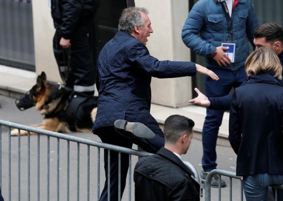 Bayrou sortea una valla para llegar a la sede del partido de Emmanuel Macron. :: G. F. / reuters
