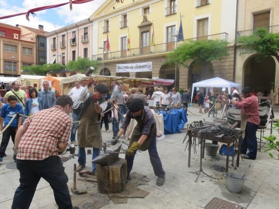 Los talleres de oficios antiguos atrajeron las miradas del público en el Mercado Barroco artesano. :: E.p.